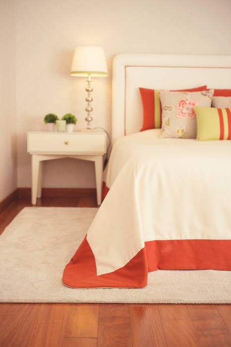 Soft and colorful bedroom, Foz, Porto, Perfect Home Interiors Perfect Home Interiors quarto,colcha,mesinha,almofadas,decoradora,porto