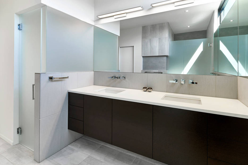 Rosedale Residence, KUBE architecture KUBE architecture Modern bathroom