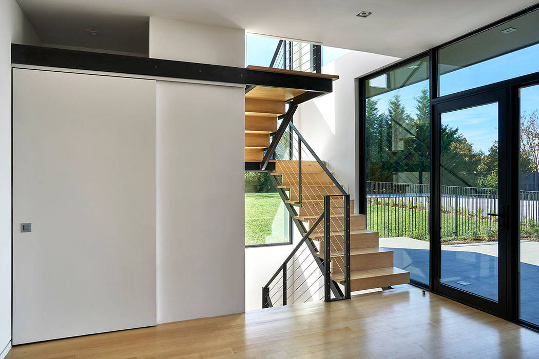 Rosedale Residence, KUBE architecture KUBE architecture Modern corridor, hallway & stairs