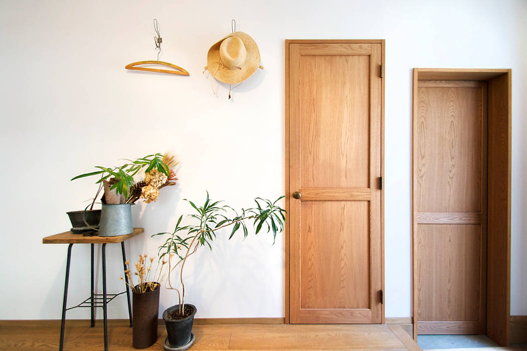 T邸, TRANSFORM 株式会社シーエーティ TRANSFORM 株式会社シーエーティ Eclectic style corridor, hallway & stairs