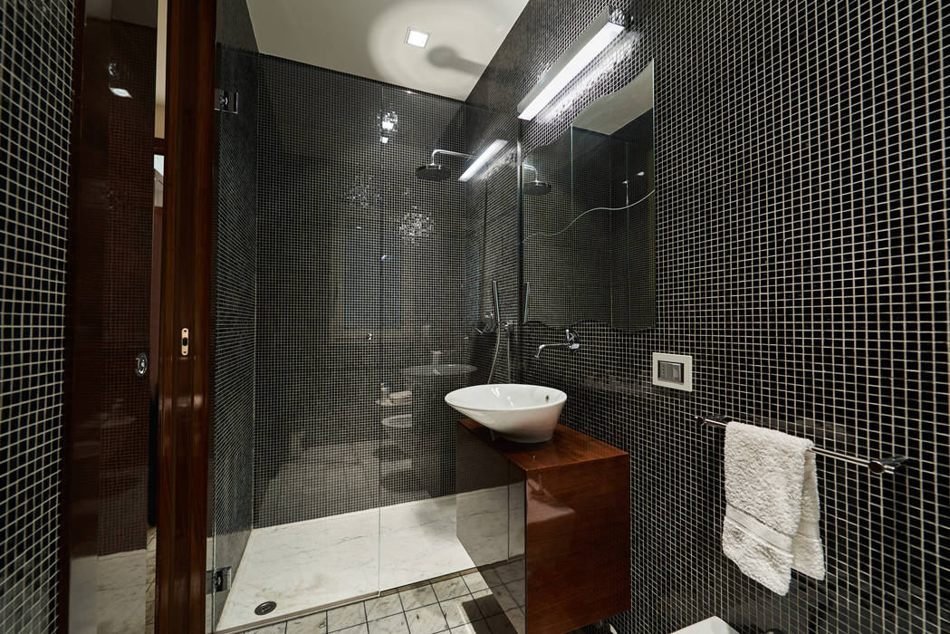 Residenza Privata A.P. - Marina di Pietrasanta, Zeno Pucci+Architects Zeno Pucci+Architects Modern Bathroom Proprietà,Apparecchio idraulico,Bagno,Lavello,Illuminazione,Interior design,Architettura,Pavimentazione,Gabinetto,Apparecchio