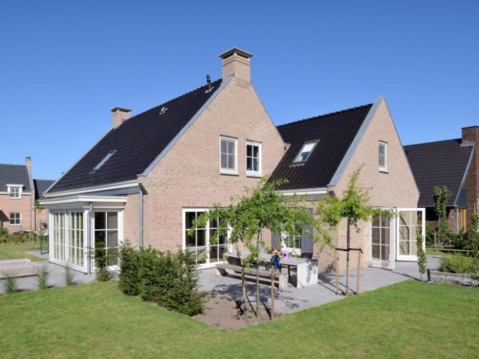 Klassieke boerderij - vrijstaand & modern, Groothuisbouw Emmeloord Groothuisbouw Emmeloord Klassieke huizen Lucht,Plant,Gebouw,Venster,Eigendom,huis,land veel,Gras,Boom,Huisje