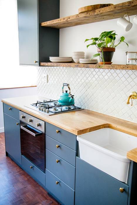 LITTLE MS DYNAMITE AND THE URBAN GEM homify Kitchen reclaimed timber,wooden counter,brass,grey,kitchen