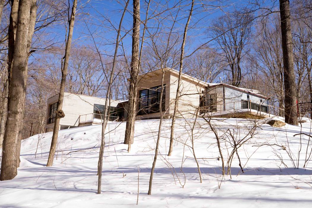 exterior view in the winter JMKA architects Modern houses Wood Wood effect