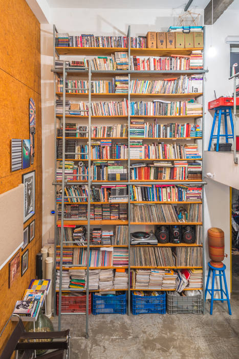 Estante de livros e discos aproveitando o pé direito duplo A+R arquitetura