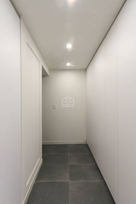 모던한 느낌의 아파트 인테리어_35py, 홍예디자인 홍예디자인 Modern corridor, hallway & stairs