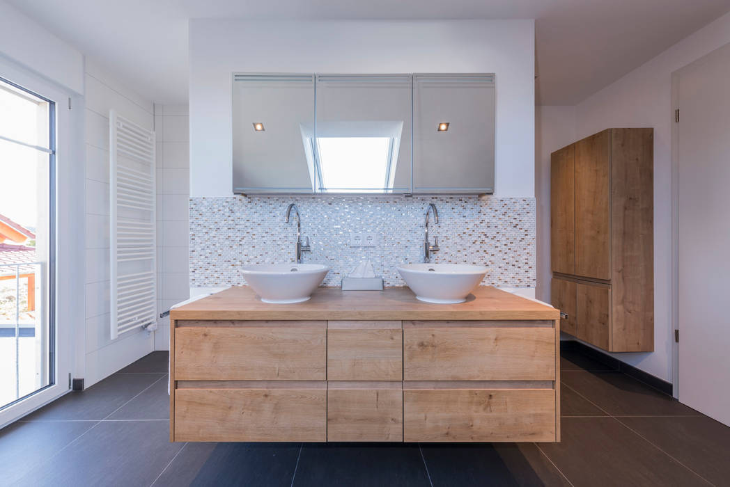 Schickes Familienhaus mit allem Drum und Dran, KitzlingerHaus GmbH & Co. KG KitzlingerHaus GmbH & Co. KG Modern style bathrooms