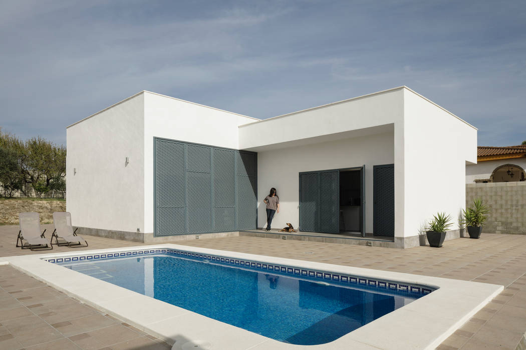 Casa con Terraza, Jardín y Piscina Perfecta para el Verano, FAQ arquitectura FAQ arquitectura Minimalist house