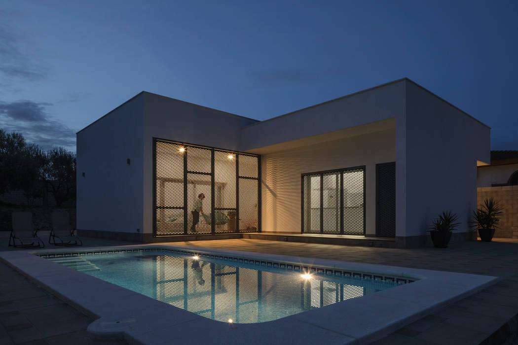 Casa con Terraza, Jardín y Piscina Perfecta para el Verano, FAQ arquitectura FAQ arquitectura Rumah Minimalis