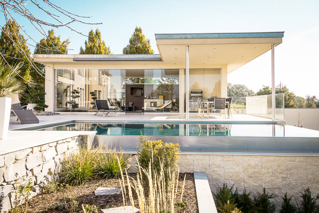 Poolhaus mit Schiebeverglasungen von Fenster-Schmidinger, Schmidinger Wintergärten, Fenster & Verglasungen Schmidinger Wintergärten, Fenster & Verglasungen Janelas e portas modernas Vidro