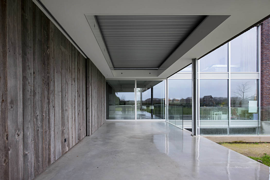 Overdekt terras met lamellendak Lab32 architecten Moderne balkons, veranda's en terrassen Beton