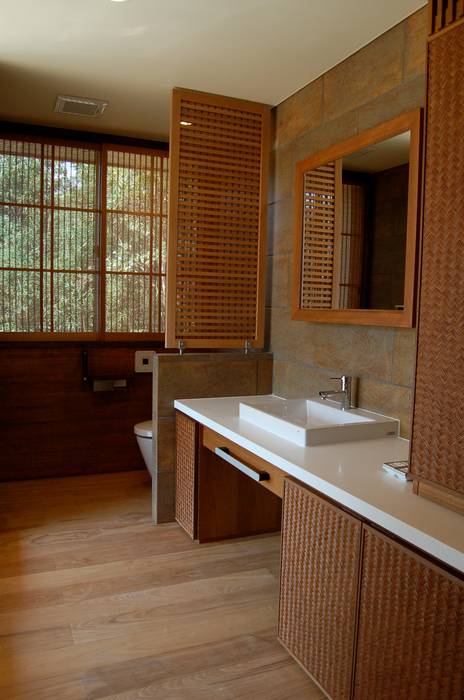 アジアンスタイルのテラスハウス, 環アソシエイツ・高岸設計室 環アソシエイツ・高岸設計室 Asian style bathroom Bamboo Multicolored Textiles & accessories