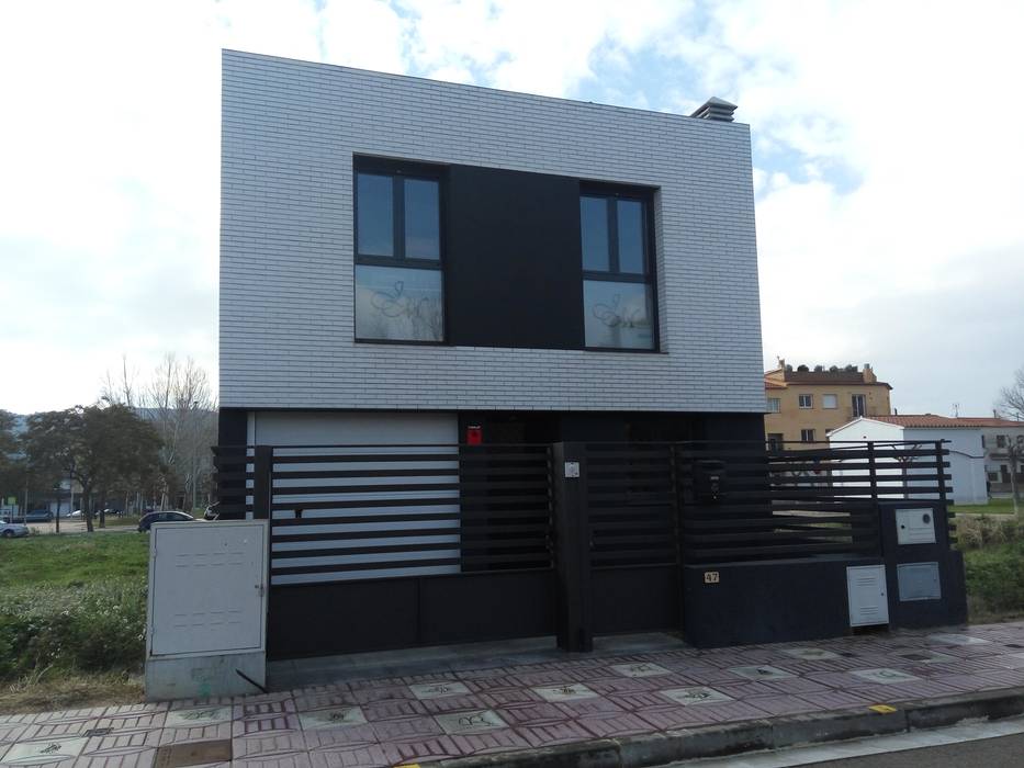 ​Vivienda unifamiliar en hilera Estudi d'Arquitectura Lluis Tort Casas de estilo moderno Cerámico