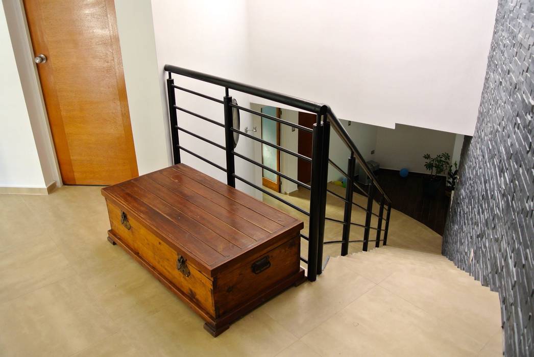 Casa Lomas, AtelierStudio AtelierStudio Pasillos, halls y escaleras minimalistas