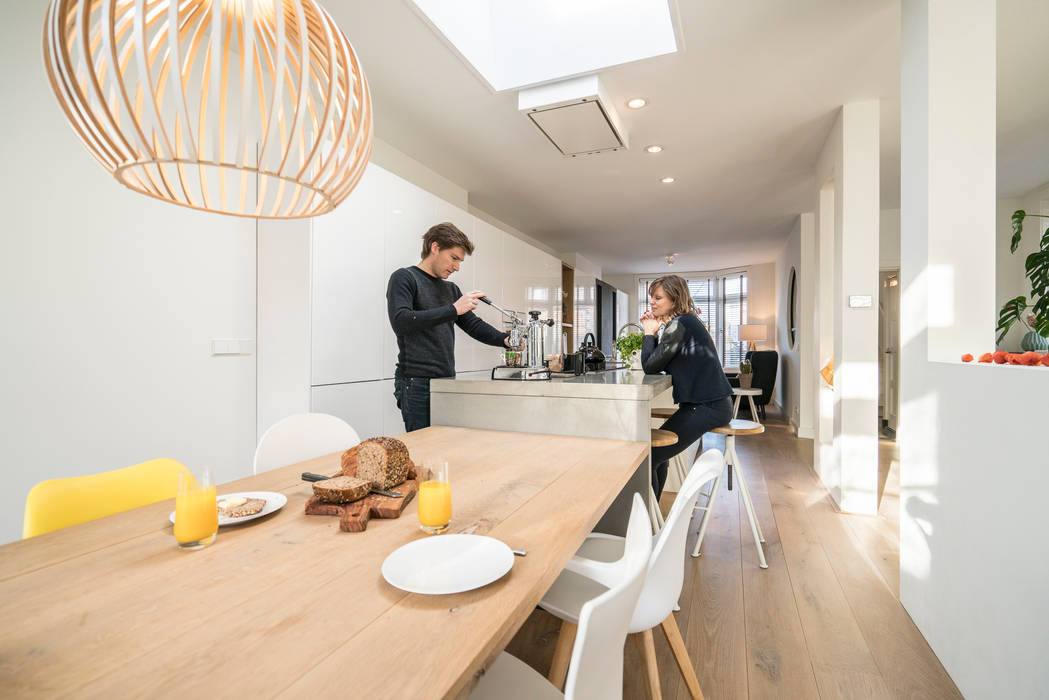 Eettafel en keuken lopen in elkaar over Masters of Interior Design Moderne eetkamers Hout Hout