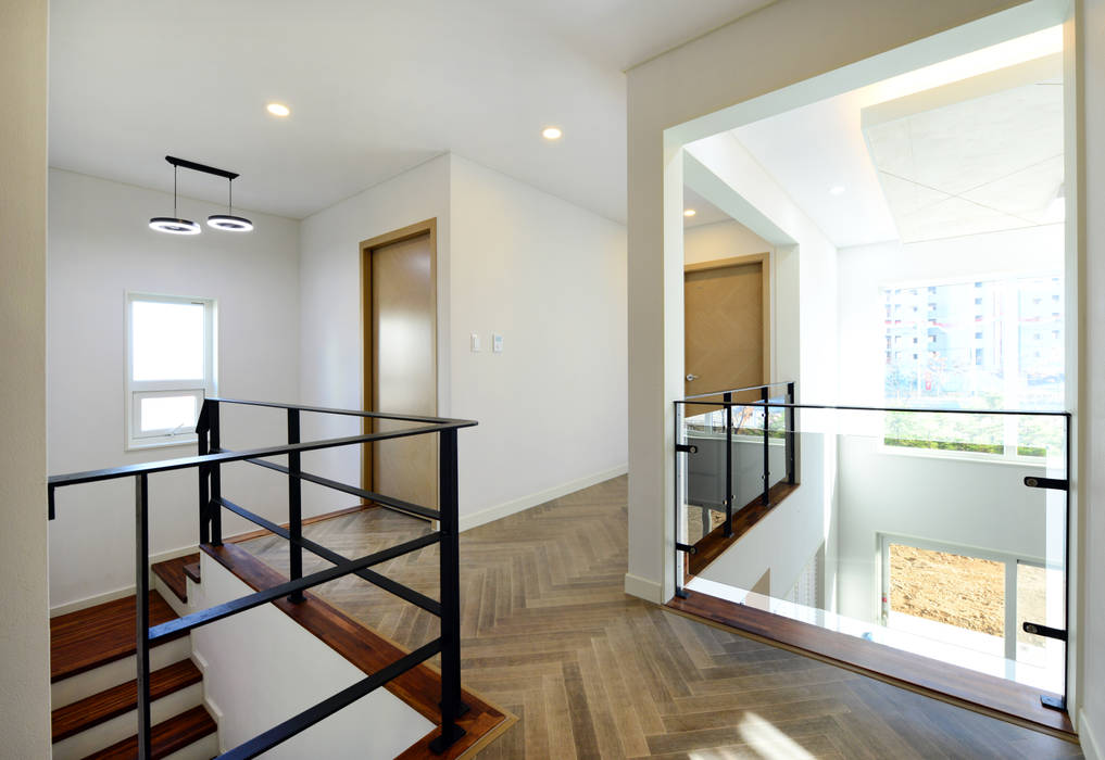 homify Modern corridor, hallway & stairs