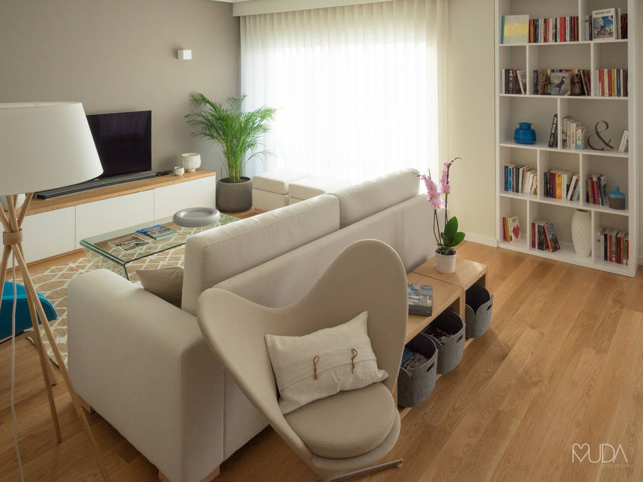 Гостиная в . Автор – MUDA Home Design, Модерн   