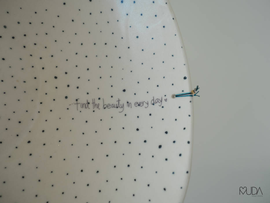 Столовая комната в стиле модерн от MUDA Home Design Модерн