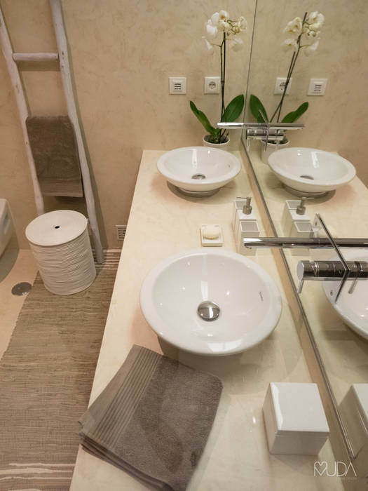 WC Corredor | Depois MUDA Home Design Casas de banho modernas