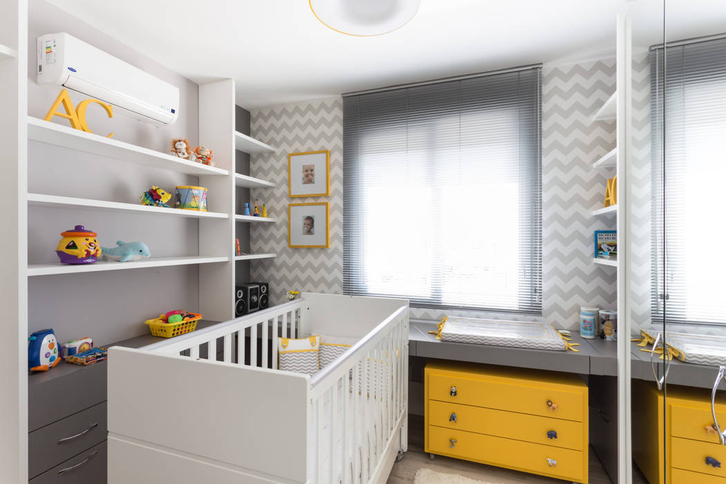 DORMITÓRIO BEBÊ 05, Pura!Arquitetura Pura!Arquitetura Quarto infantil minimalista Armários,Propriedade,Mobília,Branco,Janela,produtos,Luminária,Gaveta,Design de interiores,Aparador