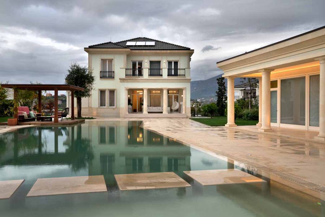 Villa Tirana: Moderno e Classico allo stesso tempo, Studio Marco Piva Studio Marco Piva Piscine moderne