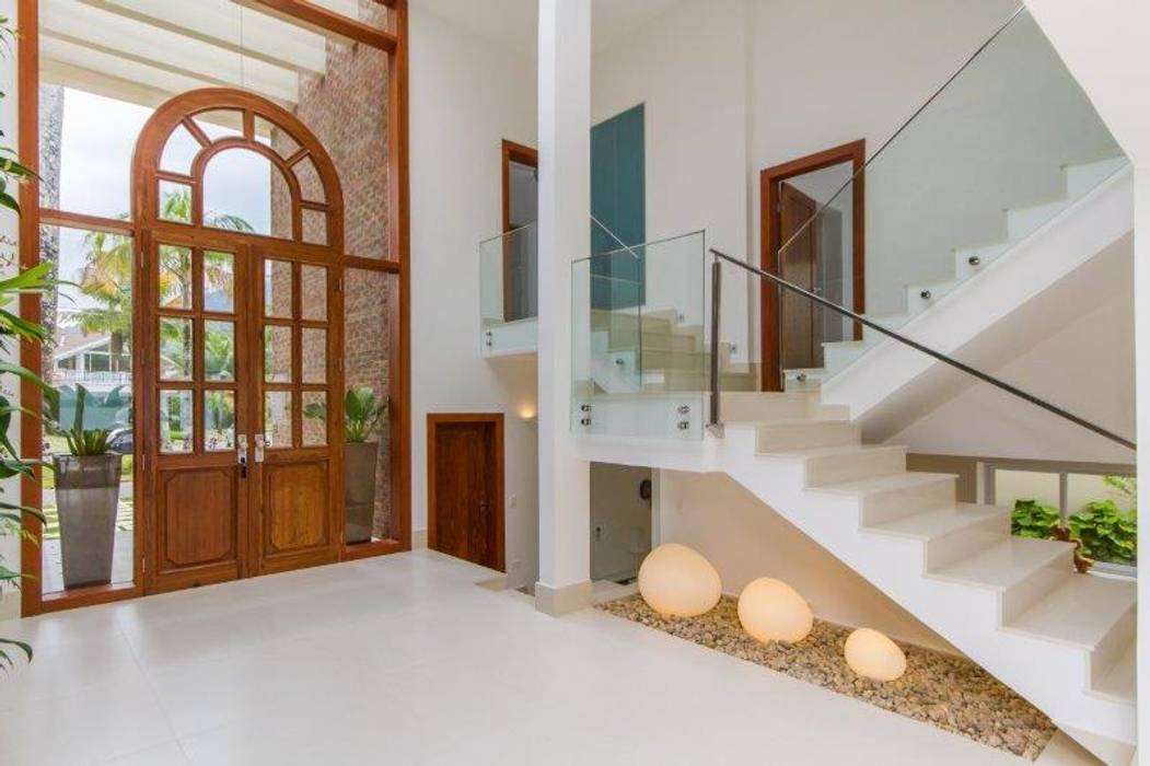 homify Mediterranean style corridor, hallway and stairs