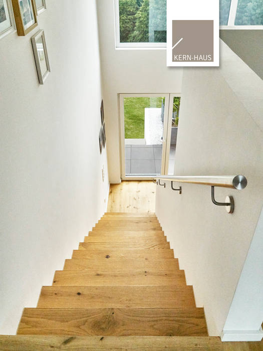 Innenaufnahmen von kern-haus: flur & diele von kern-haus ag | homify Innenaufnahmen von kern-haus: flur & diele von kern-haus ag | homify