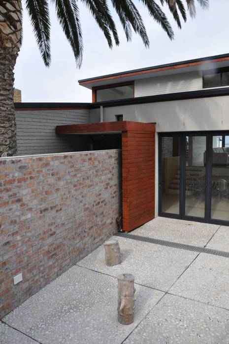 HOLIDAY HOME CONVERSION, Gallagher Lourens Architects Gallagher Lourens Architects Patios