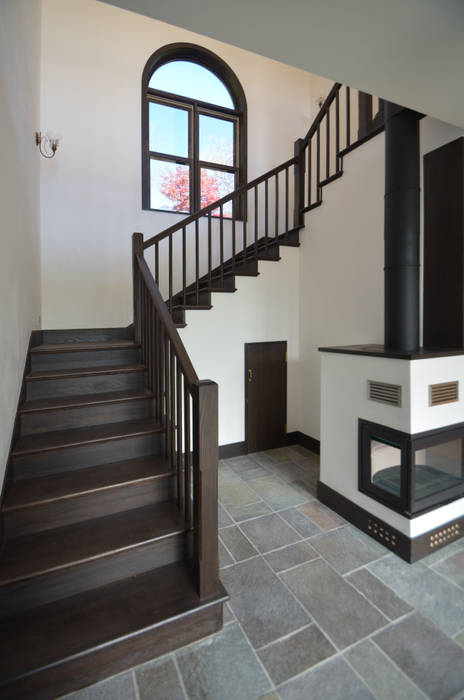 homify Classic style corridor, hallway and stairs