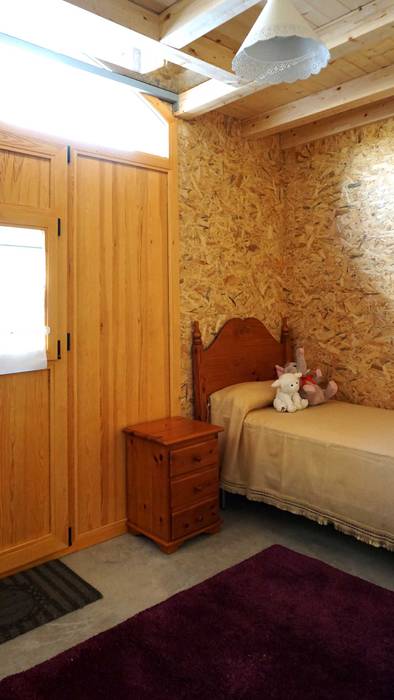 Dormitorio secundario RIBA MASSANELL S.L. Dormitorios industriales Madera Acabado en madera