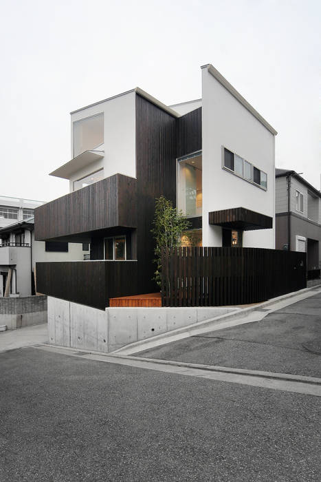 haus-kuro 一級建築士事務所haus 北欧風 家 木 木目調 建物,空,窓,植物,土地区画,アーバンデザイン,アスファルト,材料特性,複合材料,ファサード