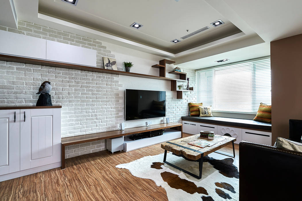 斑駁磚牆與樹狀層板櫃，凸顯復古與自然 青瓷設計工程有限公司 Country style living room