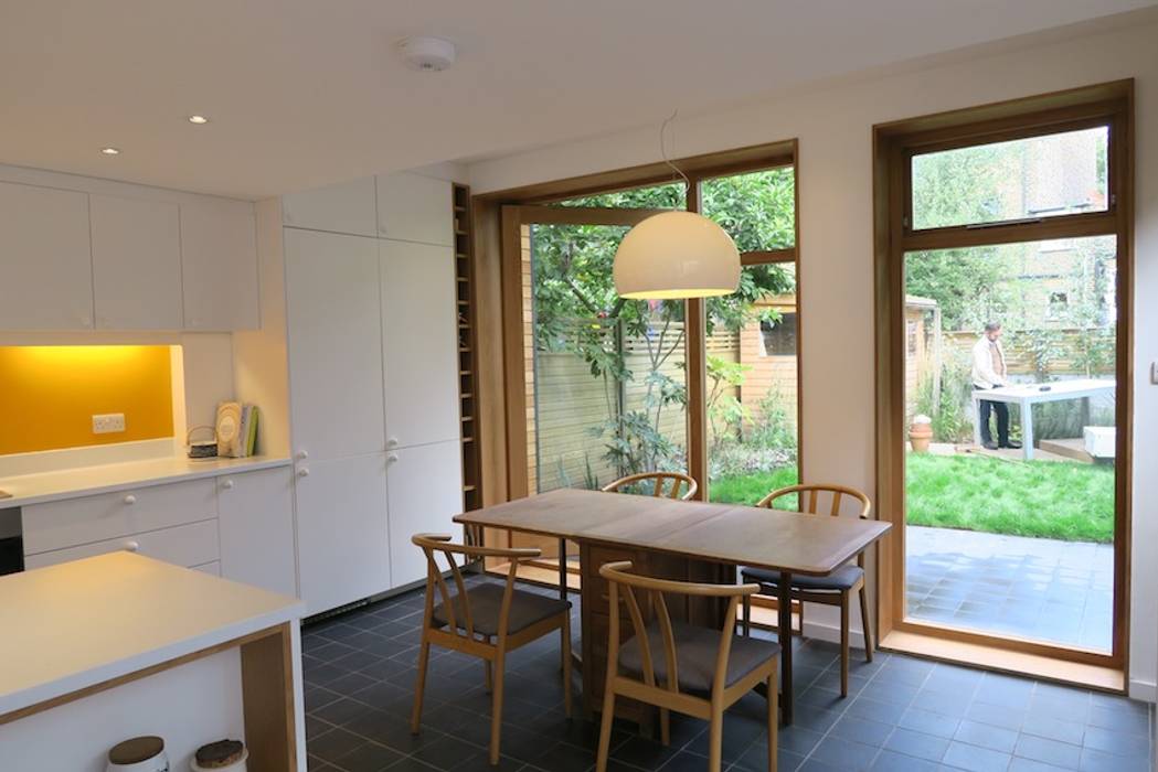 Kitchen-Diner with pivot door A2studio Puertas y ventanas modernas kitchen diner,sandinavian design,Hans J Wegner,Kartell,pivot door,glazing,wooden windows