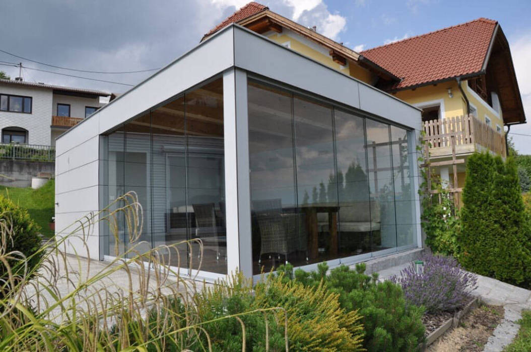 Poolhaus mit flexiblen Glastüren zum Schieben Schmidinger Wintergärten, Fenster & Verglasungen Moderne Pools Glas Poolhaus,Glasschiebetüren,Sunflex