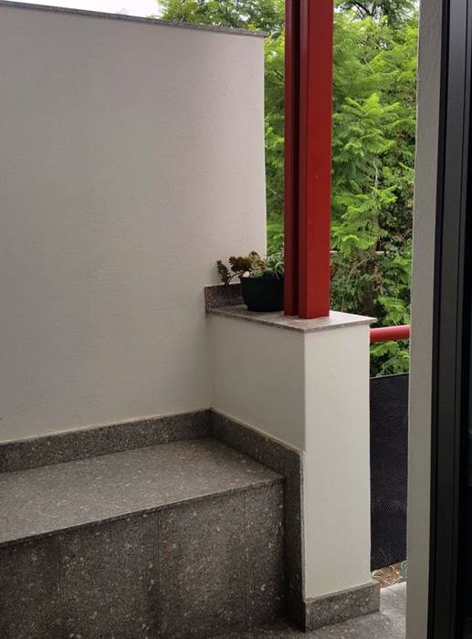 smoker's balcony on landing Human Voice Architects Modern Corridor, Hallway and Staircase bench,foyer,entrance,landing,steel,column,granite