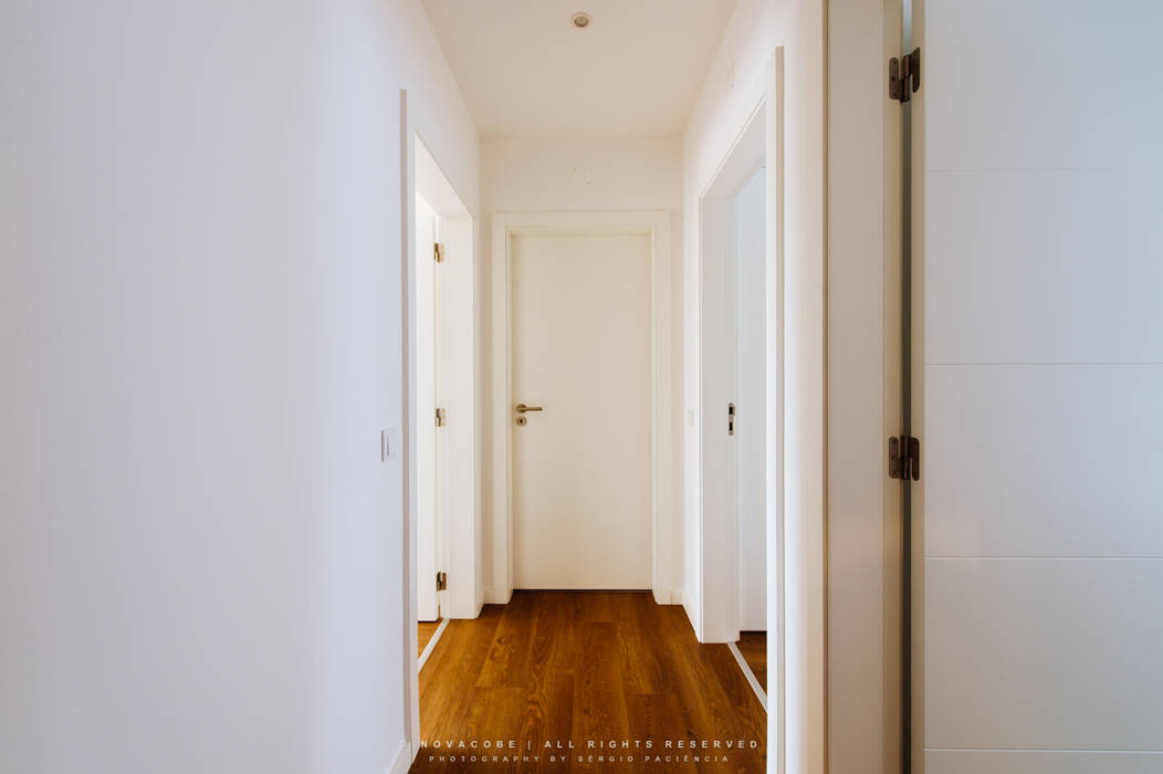 homify Modern Corridor, Hallway and Staircase