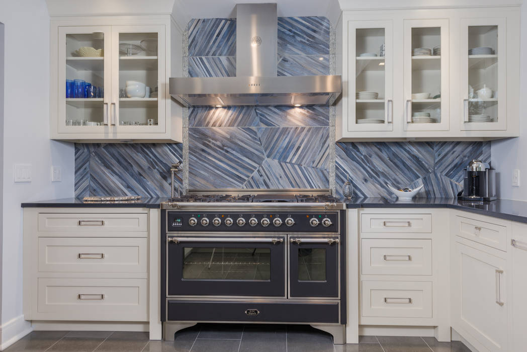 Mastering the elements in a Modern Kitchen in Port Washington, NY HOMEREDI آشپزخانه کوارتز Blue