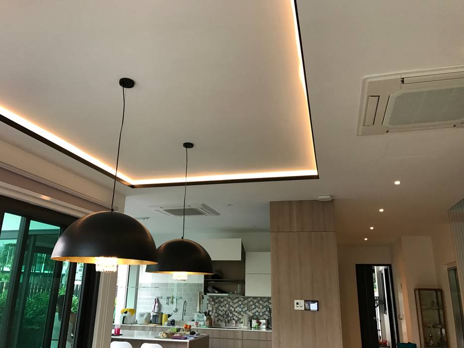 Design smart home to the way you live, Home Action Party Home Action Party Minimalist kitchen Copper/Bronze/Brass Lighting