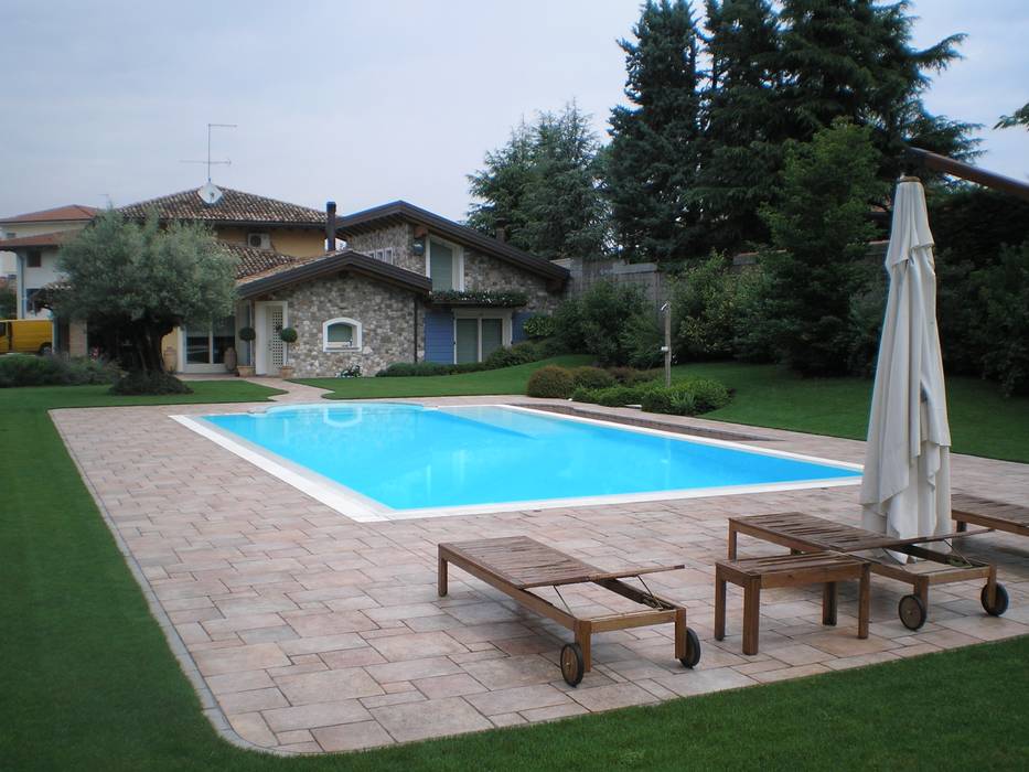 Piscina con rampa di accesso anche per persone diversamente abili in completa autonomia ! Aquazzura Piscine Piscina moderna piscina in giardino,piscina all'aperto,piscina al coperto,costruzione piscina,piscina disabili