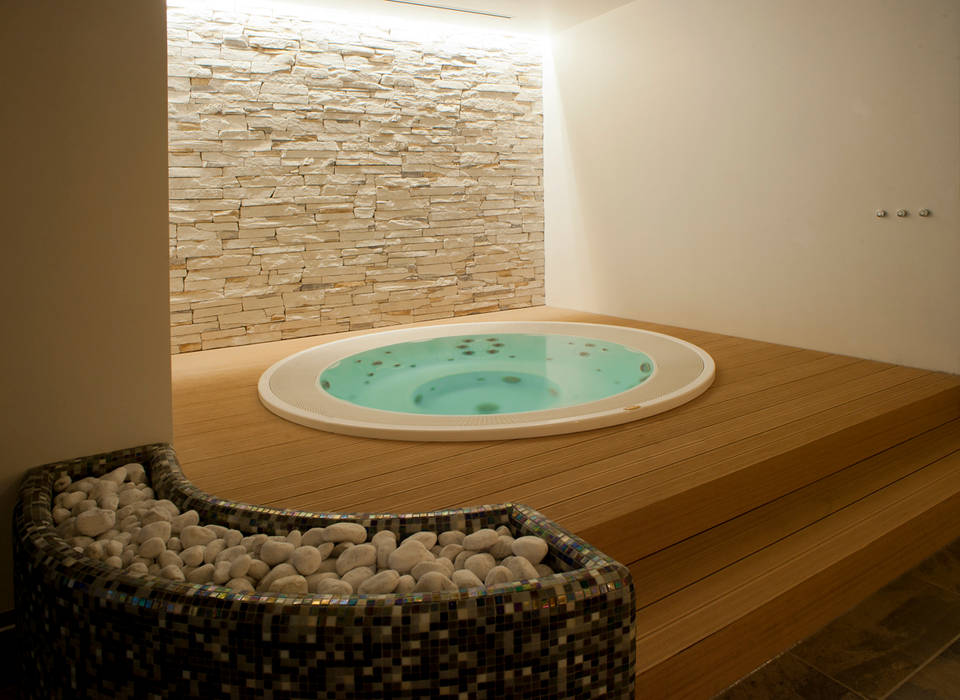 Alcune delle nostre installazioni inserendo una Jacuzzi Professionale ., Aquazzura Piscine Aquazzura Piscine Spa Modern