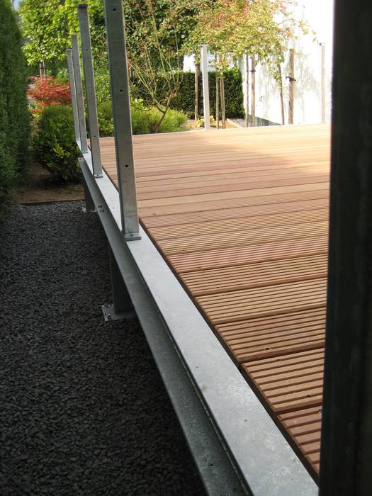 BangKirai terras met gegalvaniseerd stalen frame., WE-Maatdesign WE-Maatdesign Modern style balcony, porch & terrace Wood Wood effect