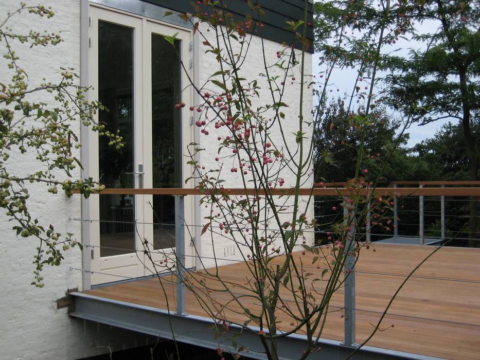 BangKirai terras met gegalvaniseerd stalen frame., WE-Maatdesign WE-Maatdesign Balkon, Beranda & Teras Modern Kayu Wood effect