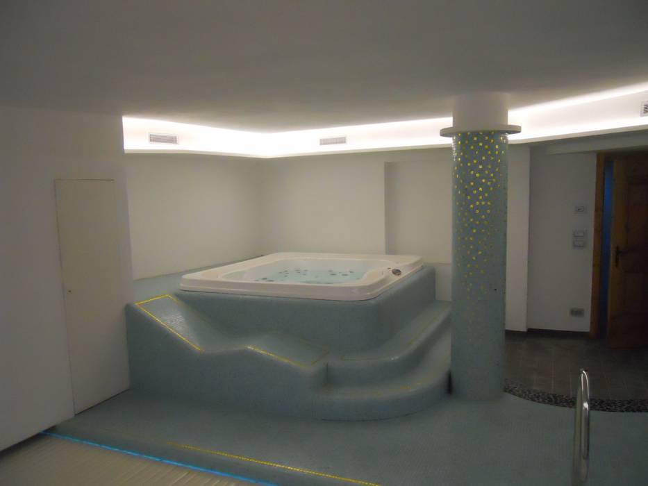 Piscina interna con spa privata . | homify