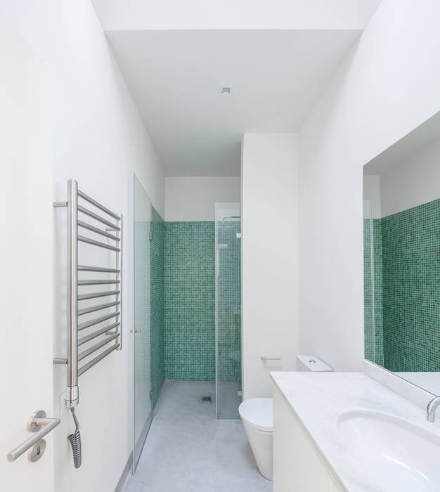 Moradia de fachada estreita mas com 230 M² , Colectivo Cais Colectivo Cais Baños de estilo minimalista