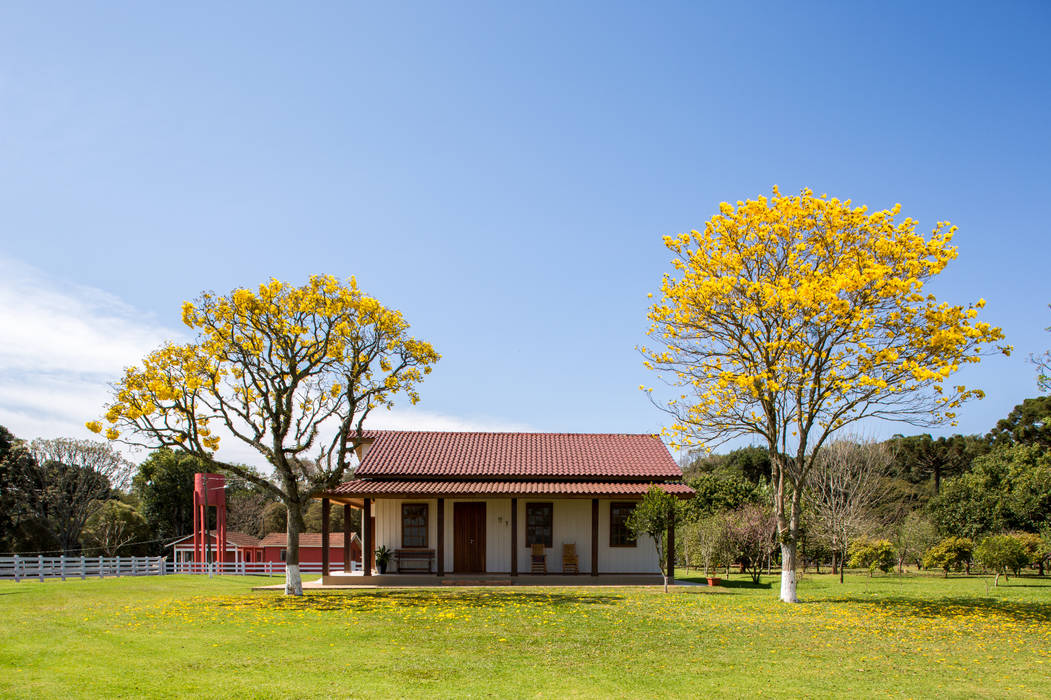 Fazenda Laranjeiras, ISLA ARQUITETURA, INTERIORES E DESIGN ISLA ARQUITETURA, INTERIORES E DESIGN Дома в рустикальном стиле Дерево Эффект древесины