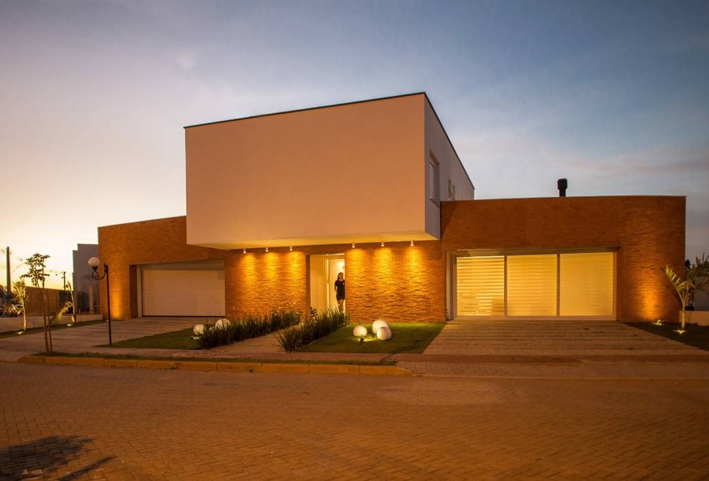 Fachada Residência J15 homify Casas modernas Tijolo