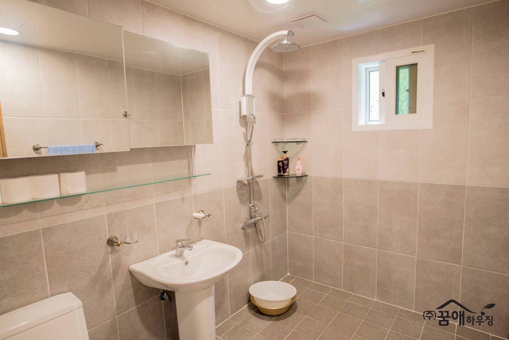 정갈하고 깔끔한 고급스러운 전원주택, 꿈애하우징 꿈애하우징 Mediterranean style bathrooms