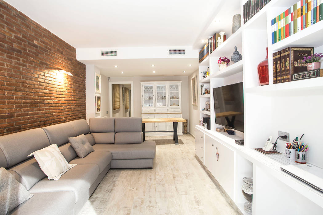 Reforma integral de vivienda y mobiliario en calle Rosselló de Barcelona, Grupo Inventia Grupo Inventia Modern living room Bricks
