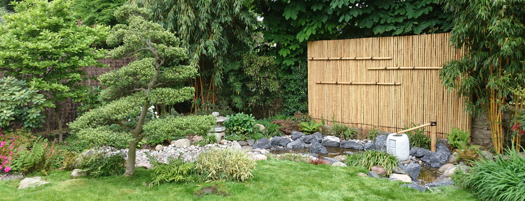 Jardin japonais bassin , JARDIN JAPONAIS JARDIN JAPONAIS Jardin asiatique niwaki,ilex crenata,lanterne en granit,bassin de jardin,bassin en granit,paroi de bambou,gaki