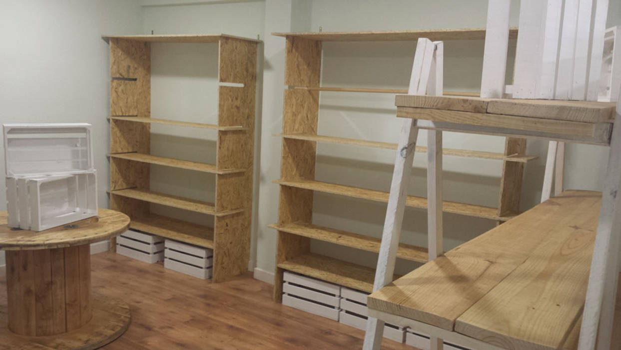 Panel de estanterías madera natural para tienda Mind Made - Muebles hechos con Palets Oficinas y bibliotecas de estilo moderno